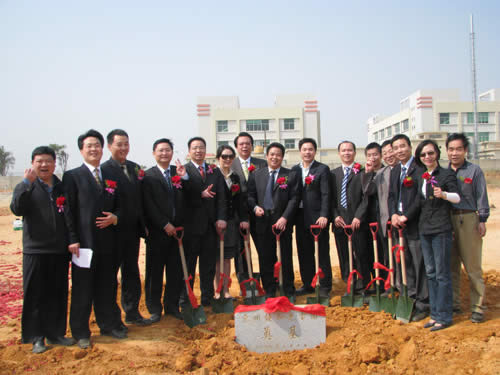 尊龙凯时人生就是搏光电的各人庭里，所有人同心协力，众志成城