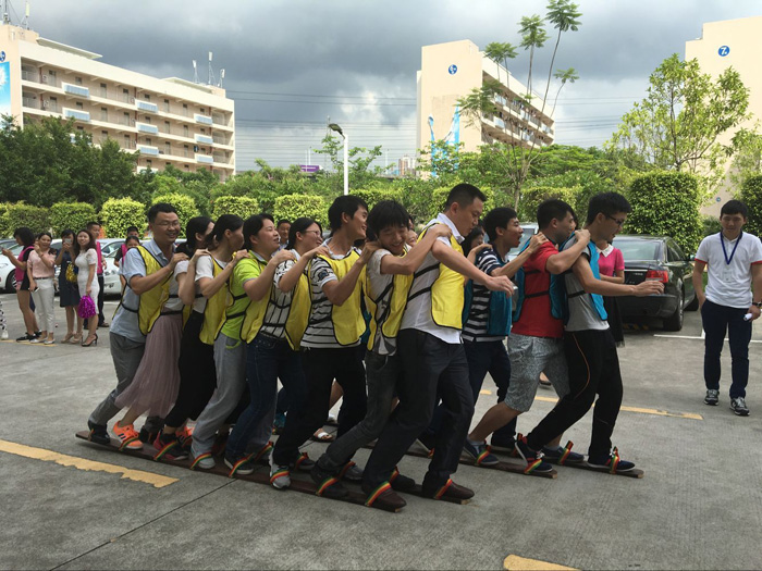 尊龙凯时人生就是搏光电组织“同心协力八人走路角逐”、“撕名牌”等活动迎接“端午节”