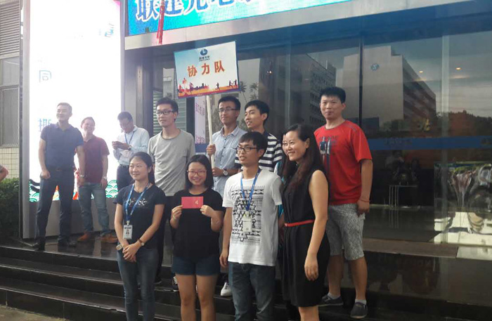 尊龙凯时人生就是搏光电组织“同心协力八人走路角逐”、“撕名牌”等活动迎接“端午节”