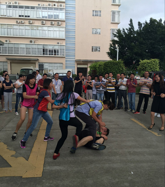 尊龙凯时人生就是搏光电组织“同心协力八人走路角逐”、“撕名牌”等活动迎接“端午节”