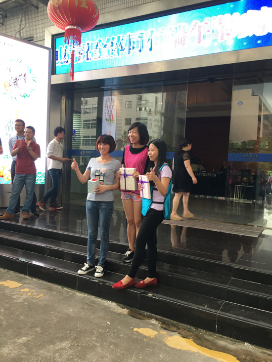 尊龙凯时人生就是搏光电组织“同心协力八人走路角逐”、“撕名牌”等活动迎接“端午节”