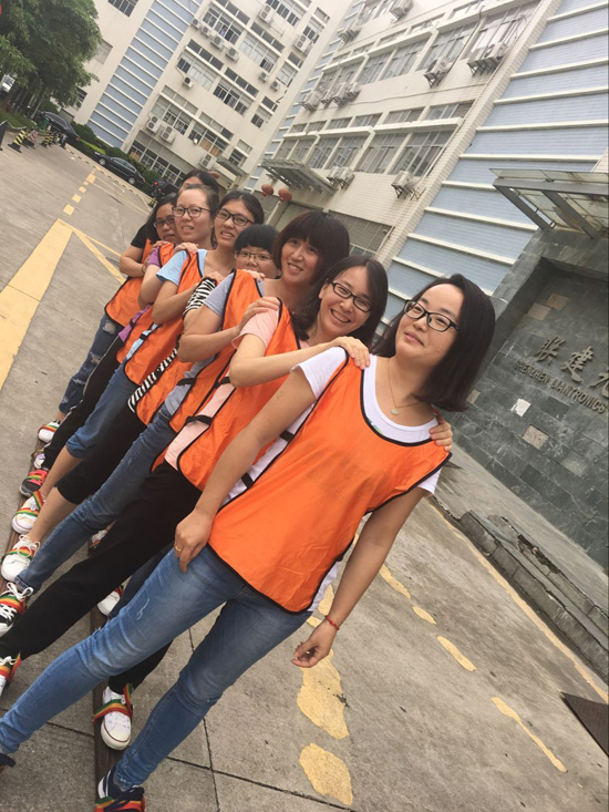 尊龙凯时人生就是搏光电组织“同心协力八人走路角逐”、“撕名牌”等活动迎接“端午节”